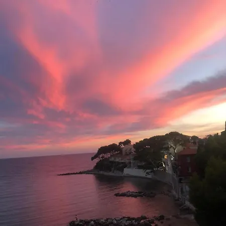 Les Algues, Les Pieds Dans L'eau Sur La De Renecros Villa Bandol