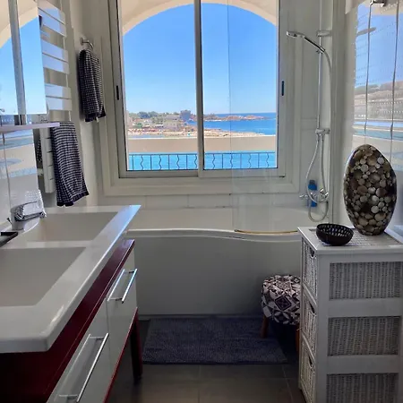 Les Algues, Les Pieds Dans L'eau Sur La De Renecros