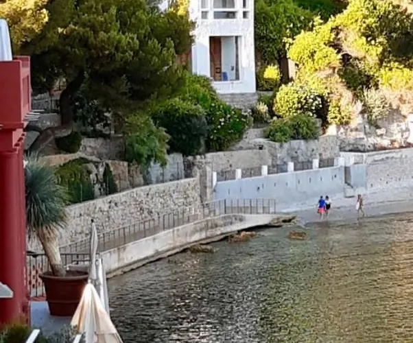 Les Algues, Les Pieds Dans L'eau Sur La De Rènecros Villa *